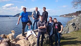 DET STARTET MED DENNE GJENGEN: Familien Ødegårdstuen fra Drøbak sendte en badeball ut på fjorden i fjor sommer. I år flyter den videre i sjøen rundt Hvaler-øyene.