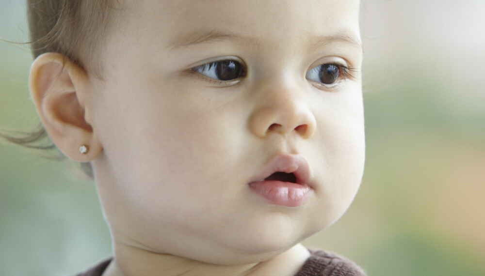 HULL I ØRENE HOS BARN: Bør babyer og små barn få øredobber? Les hva ekspertene sier om øredobber og barn. Babyer kan få allergier ved å få hull i ørene tidlig.