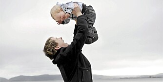 Kjartan Johannessen Tolo (25) koser seg ute ved sjøen sammen med med sønnen Jonas (1 1/2).