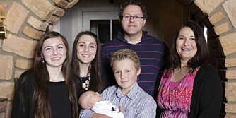 GODT BESKYTTET: Det er noe ganske annet å ha en baby denne gangen, med tre hjelpsomme søsken i hus. F.v. Emilie (16), Julie (14), David (11), Nathaniel (1md), Steinar (44) og Møyfrid (39).