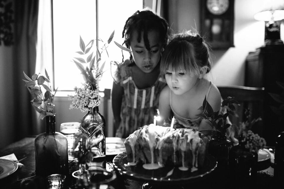 SØSTRE: Fotograf Anna Christine Larsons prosjekt 'Barely Different' viser de de tette båndene mellom døtrene Semenesh (5) og Haven (3).