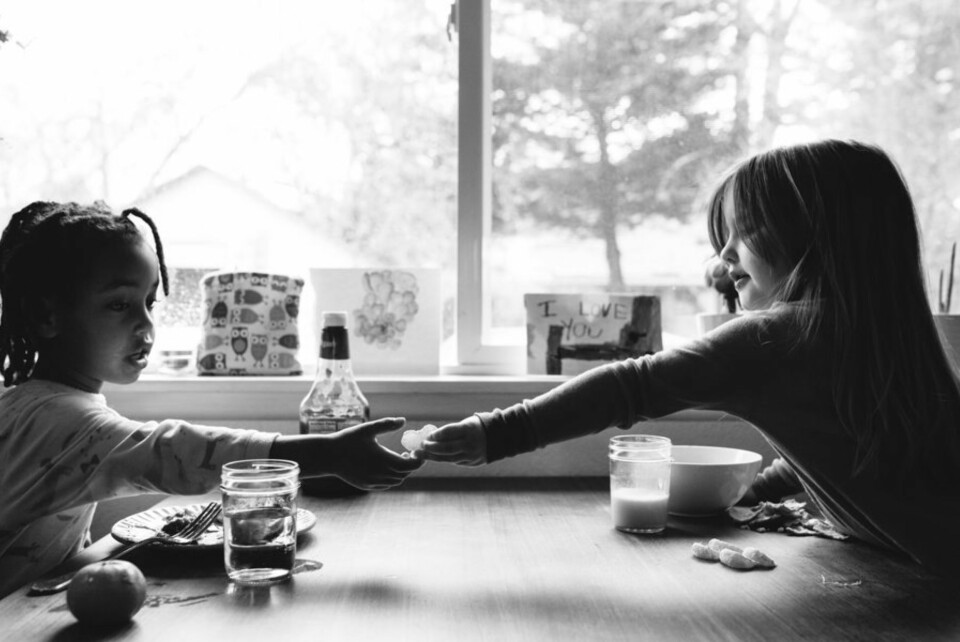 SØSTRE: Fotograf Anna Christine Larsons prosjekt 'Barely Different' viser de de tette båndene mellom døtrene Semenesh (5) og Haven (3).