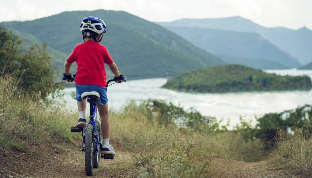 FAMILIEVENNLIG: Mange barn synes det er morsommere å sykle på tur enn å gå. 