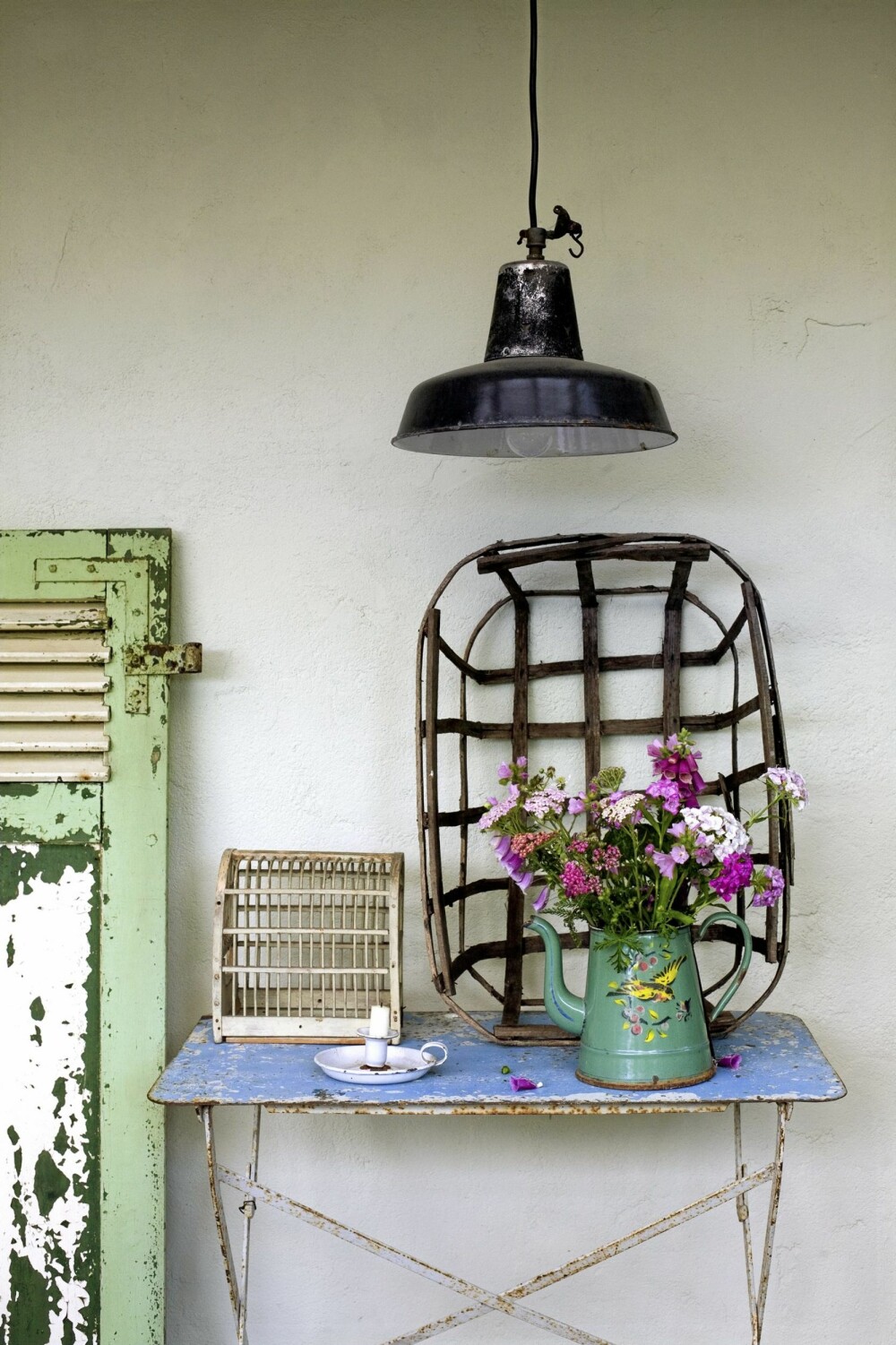 SHABBY SLITT: Et gammelt jernbord, en rusten lampe og en emaljert kanne fylt med markblomster. Vanskeligere er det ikke å skape fransk stil i hagen. SHABBY SLITT: Et gammelt jernbord, en rusten lampe og en emaljert kanne fylt med markblomster. Vanskeligere er det ikke å skape fransk stil i hagen.
