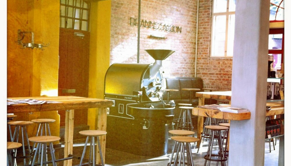 RÅTT OG EKTE: Nordens eldste brannstasjon er blitt kaffebar, men Kaffebrenneriet har lagt vekt på å ivareta både stil og inventar. Nordens første sklistang har derfor fått stå.