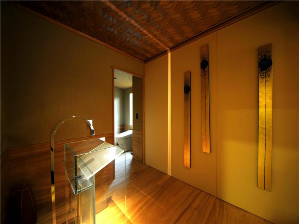 DETALJER: Unik kunst og stemningsfull belysning skaper en varm stemning i den store leiligheten.