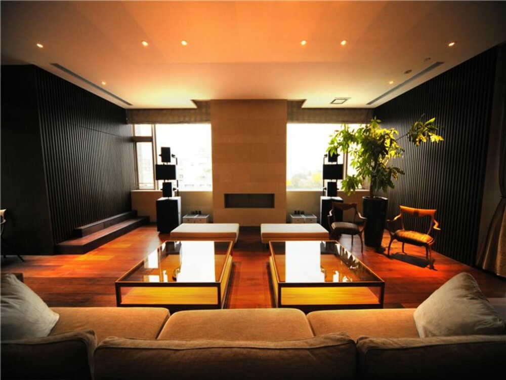 SPESIALDESIGNET: De fleste av møblene er designet spesielt for denne leiligheten av Ceccotti Collezioni.