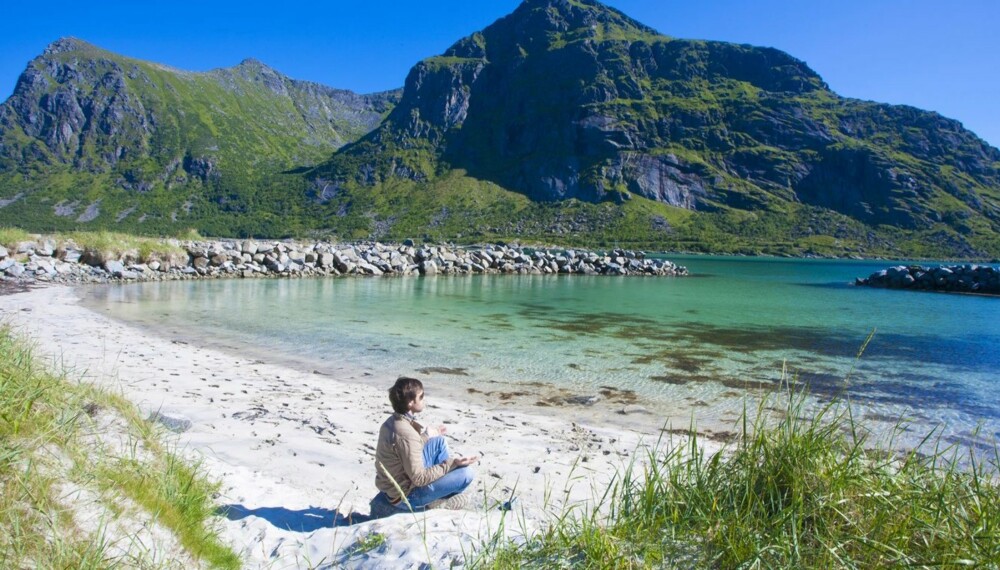 NORGES FINESTE STRAND? Om du for eksempel synes at Flakstad i Lofoten er Norges fineste, må du sende inn forslag til foreldre.no for at stranden skal bli med i kåringen. Eller kanskje du har en helt annen favoritt?