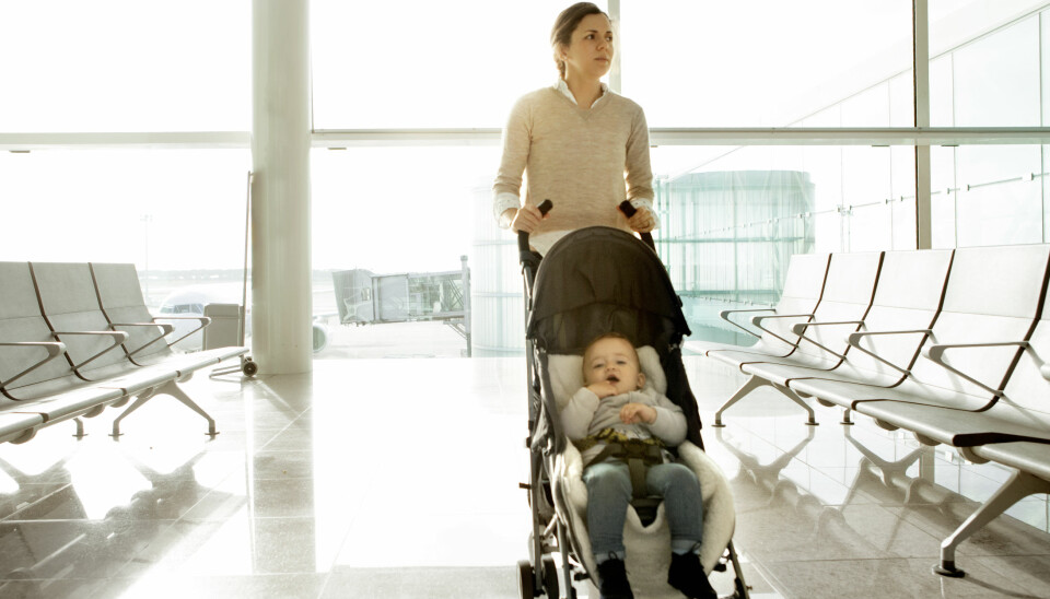 BARNEVOGN PÅ FLY: - Å sende en barnevogn i plastemballasje er det samme som å sende en glassflaske med frimerke på i posten - sjansen er veldig stor for skader og ødeleggelse, sier flyger Halvor Holmgren.
