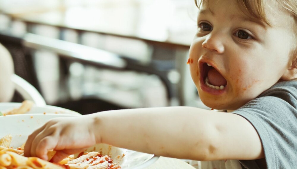 BARN PÅ RESTAURANT: Det kan være utfordrende å ta med seg små barn ut for å spise. Her får dere tipsene fra de som er i bransjen.