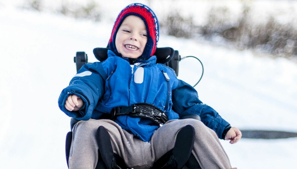 BARN OG CP: Ludvik Grøttland (4) ble født med cerebral parese og har aldri opplevd å kunne gå på beina sine, så for ham er det å kjøre rullestol det samme som å gå.