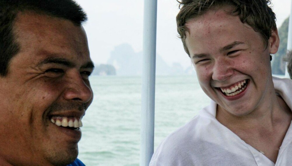 PÅ FAMILIEFERIE: Selv om tenåringene kan være sure når de må reise på ferie med foreldrene, går det som oftest over. Her er nummer 1-sønn på båttur i Thailand. PÅ FAMILIEFERIE: Selv om tenåringene kan være sure når de må reise på ferie med foreldrene, går det som oftest over. Her er nummer 1-sønn på båttur i Thailand.