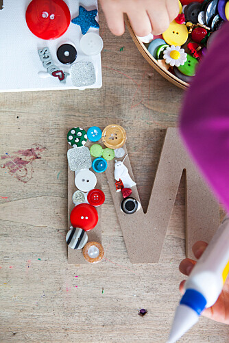 DEKORERE MED BOKSTAVER: Mormors gamle knapper kommer til unnsetning når du skal la barna selv dekorerer bokstaver til barnerommet.