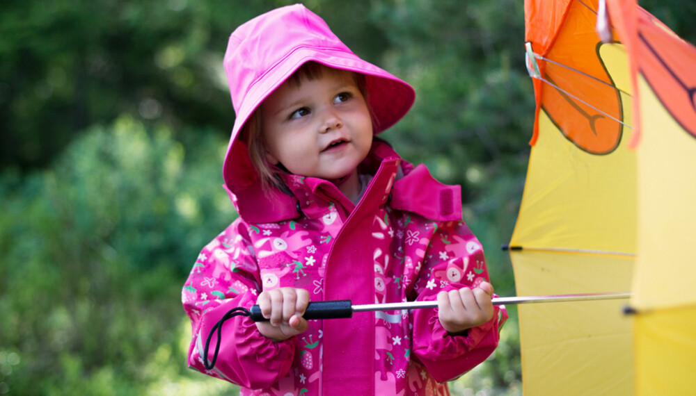 REGN, REGN, ØSENDE REGN: Det er moro å leke ute i regnet og viktig at ungene blir kjent med all slags vær. Da er første bud å være varm og tørr.