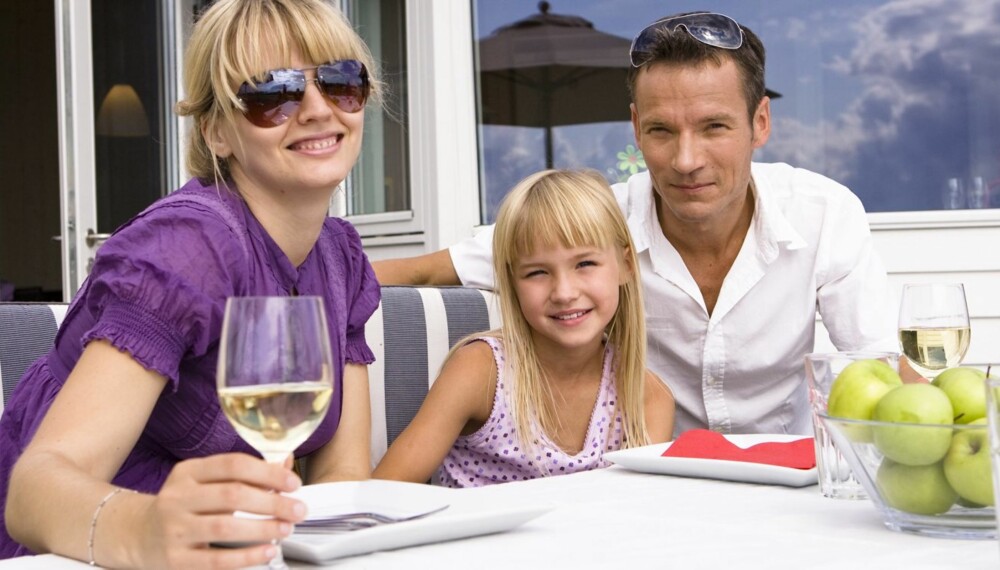 SOMMER, SOL OG ALKOHOL? Barn tar ikke skade av at foreldrene drikker et glass vin til maten i ferien. Men du bør stoppe etter ett glass, råder ekspertene.