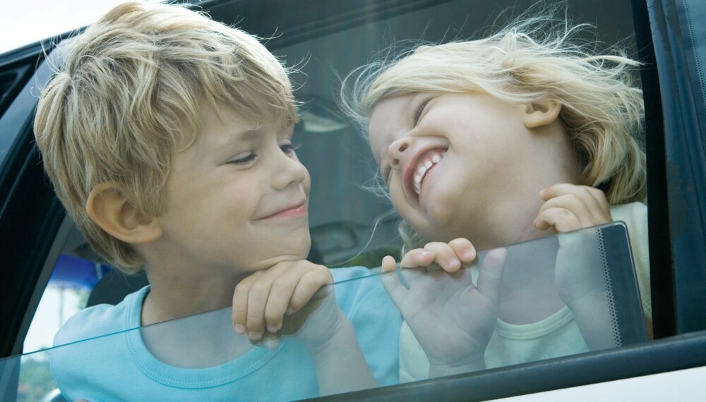 FAMILIEFERIE: Både voksne, barn og bagasje må sikres riktig for at at alle skal få en trygg biltur.
