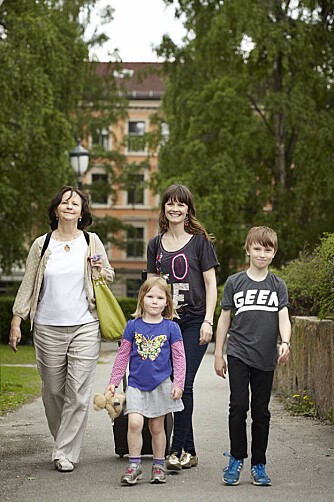 EN FIN FLOKK: Lisa Stokke med moren Judith og barna Tallulah og Jasper. EN FIN FLOKK: Lisa Stokke med moren Judith og barna Tallulah og Jasper.