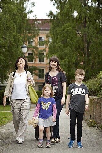 EN FIN FLOKK: Lisa Stokke med moren Judith og barna Tallulah og Jasper.