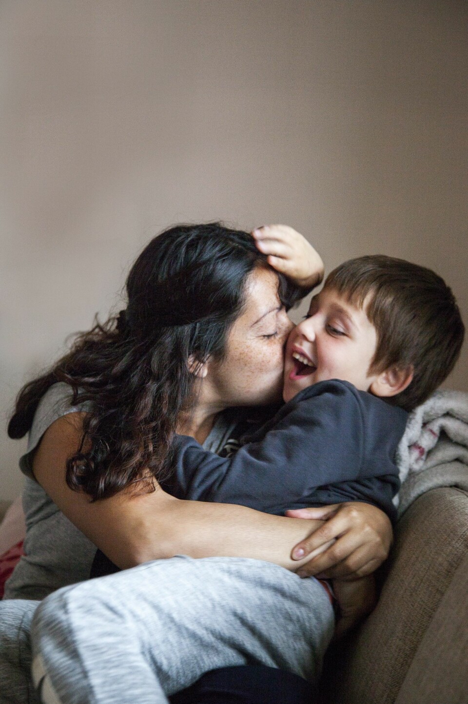 NÆRHET: Phillip er veldig glad i kos, og spør alltid mamma om han kan få en når han våkner om morgenen.