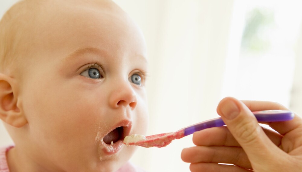 FRA MELK TIL FAST FØDE: Babyen din skal igjennom mange faser i matveien, fra amming til fast føde.