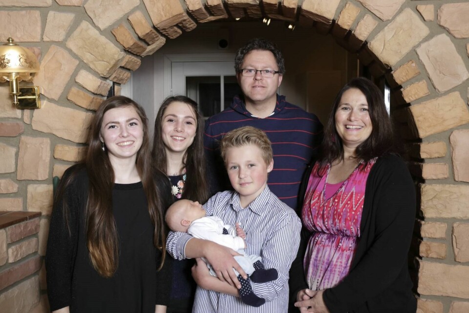 GODT BESKYTTET: Det er noe ganske annet å ha en baby denne gangen, med tre hjelpsomme søsken i hus. F.v. Emilie (16), Julie (14), David (11), Nathaniel (1md), Steinar (44) og Møyfrid (39).