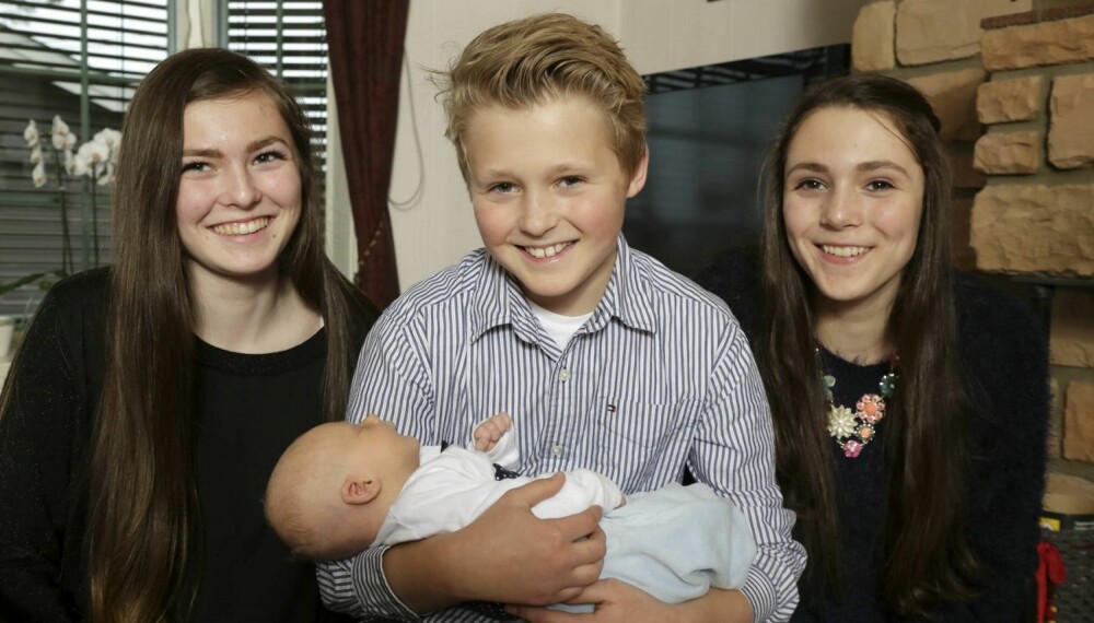 SØSKENKJÆRLIGHET: Emilie (16) f.v., David (11) og Julie (14) ble overlykkelige da de fikk at de skulle få en baby i familien. Lille Nathaniel rekker aldri å gråte...