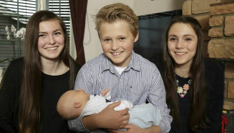 SØSKENKJÆRLIGHET: Emilie (16) f.v., David (11) og Julie (14) ble overlykkelige da de fikk at de skulle få en baby i familien. Lille Nathaniel rekker aldri å gråte...