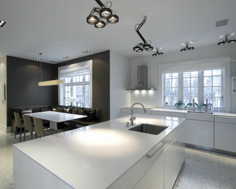 ET ROM MED MANGE FUNKSJONER: Interiørarkitekt MNIL Beate Ellingsen med medarbeider Annette Høstmælingen spesialdesignet blant annet spisebord i corian. Den fastmonterte benken gir en lun og varm atmosfære i rommet. Dette er et værelse som er tilrettelagt for mange ulike syssler. ET ROM MED MANGE FUNKSJONER: Interiørarkitekt MNIL Beate Ellingsen med medarbeider Annette Høstmælingen spesialdesignet blant annet spisebord i corian. Den fastmonterte benken gir en lun og varm atmosfære i rommet. Dette er et værelse som er tilrettelagt for mange ulike syssler.