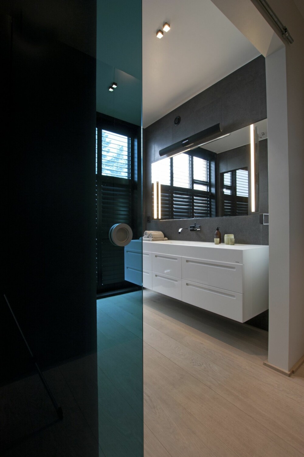DESIGNET FOR VELVÆRE: Badet har blant annet en lett farget glassdør fra gulv til tak.