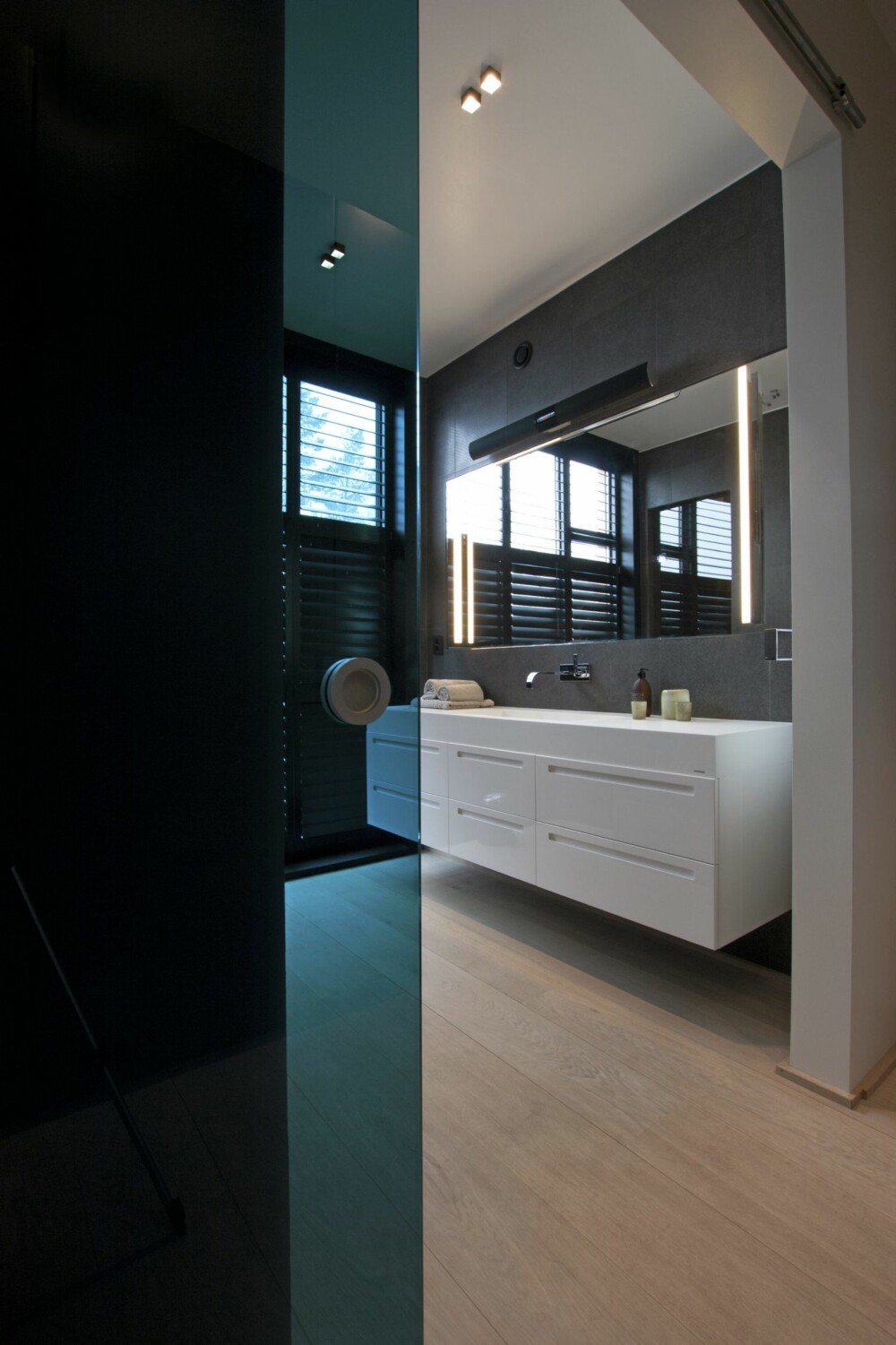 DESIGNET FOR VELVÆRE: Badet har blant annet en lett farget glassdør fra gulv til tak. DESIGNET FOR VELVÆRE: Badet har blant annet en lett farget glassdør fra gulv til tak.