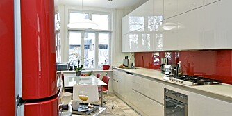 ITALIENSK KJØKKEN: Et rom signert Anyplace interiørarkitekter i Oslo. Kjøleskap fra Smeg, glassbord fra Sovet og kjøkkeninnredning fra Euromobil.