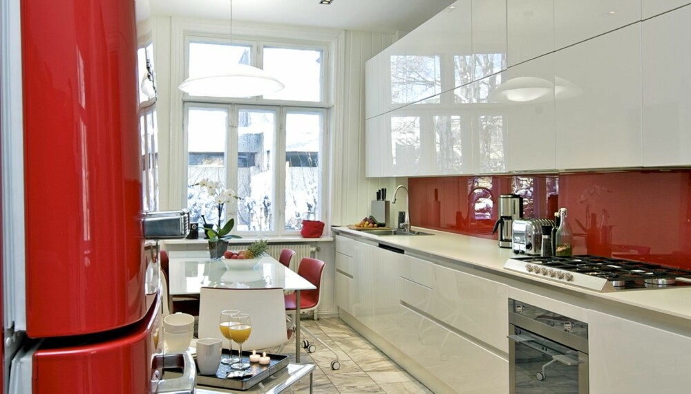 ITALIENSK KJØKKEN: Et rom signert Anyplace interiørarkitekter i Oslo. Kjøleskap fra Smeg, glassbord fra Sovet og kjøkkeninnredning fra Euromobil. ITALIENSK KJØKKEN: Et rom signert Anyplace interiørarkitekter i Oslo. Kjøleskap fra Smeg, glassbord fra Sovet og kjøkkeninnredning fra Euromobil.