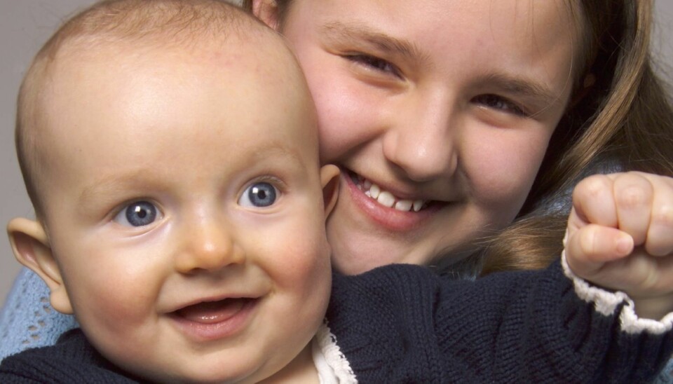 LITEN OG STOR: Er det mange år imellom barna, kan de få et spesielt omsorgsforhold. Men mange vil kanskje føle seg som enebarn på sikt.