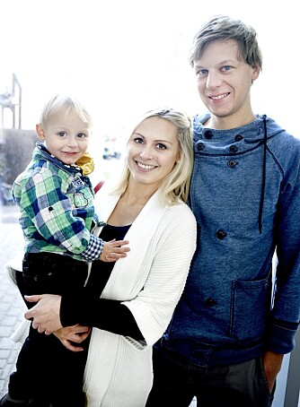 FORVENTNINGSFULL FAMILIE: Sakarias, Sally og Ole Jacob på Rikshospitalet i gjor jul. Ett år senere har de mistet sin kjære sønn og lillebror, men Sally har termin med en jente allerede i januar. FORVENTNINGSFULL FAMILIE: Sakarias, Sally og Ole Jacob på Rikshospitalet i gjor jul. Ett år senere har de mistet sin kjære sønn og lillebror, men Sally har termin med en jente allerede i januar.