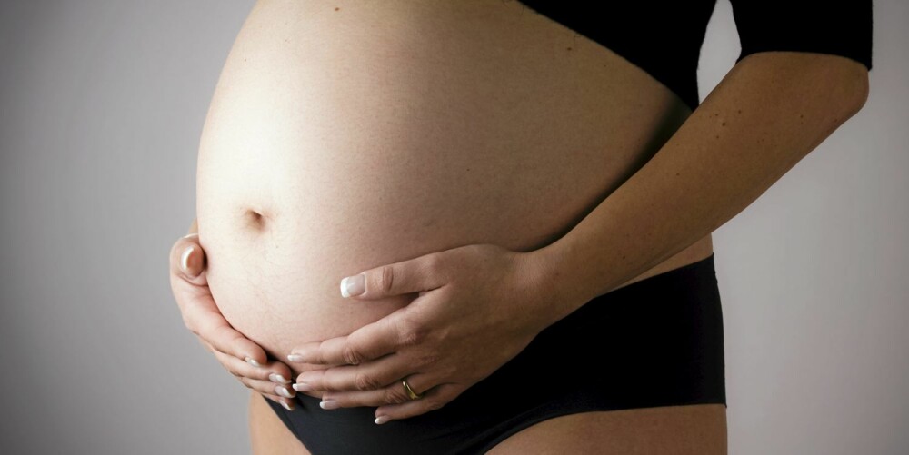 SLIK AVSLØRER DU: Mange gravide holder seg om magen, som for å beskytte den.