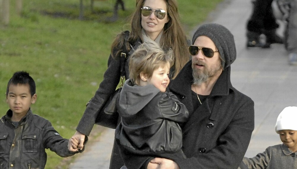 HAR SEKS BARN: Angelina Jolie og Brad Pitt med tre av barna på parktur i Venezia. Tre av parets barn er adoptert.