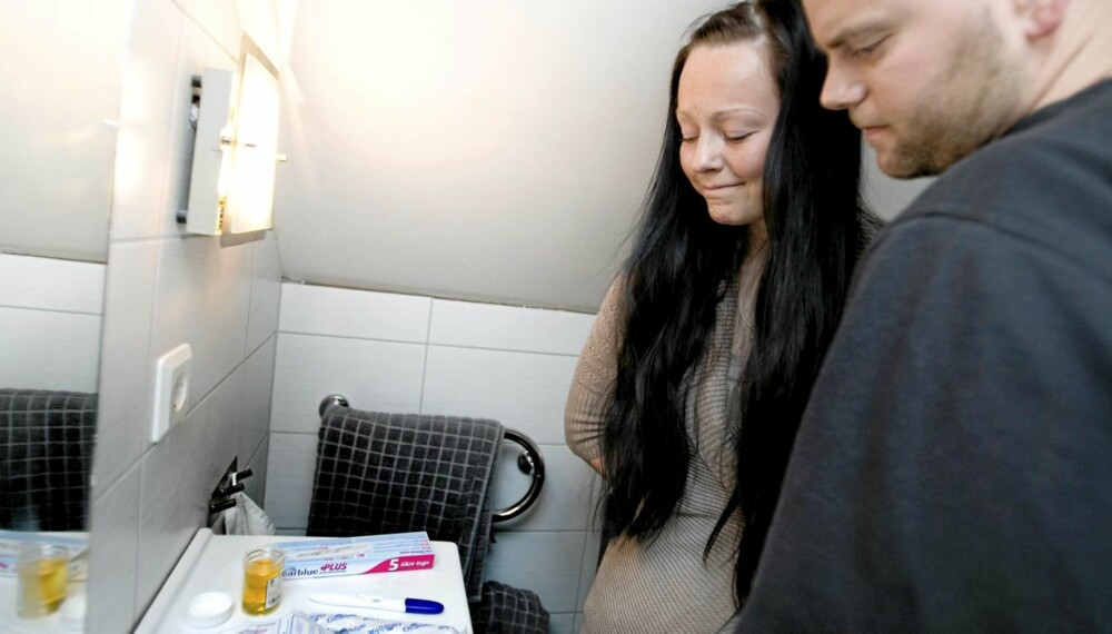 GRAVIDITETSTEST: Omsider foreligger resultatet fra det tredje prøverørsforsøket. Lena orker ikke se og ber Robert fortelle henne om de skal bli foreldre eller ikke. GRAVIDITETSTEST: Omsider foreligger resultatet fra det tredje prøverørsforsøket. Lena orker ikke se og ber Robert fortelle henne om de skal bli foreldre eller ikke.