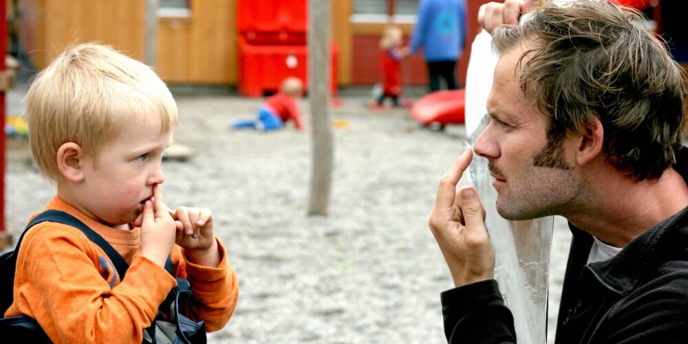 BEIN I NESEN: Her sjekker Sondre Harvik Bjaberg hvorvidt man har bein i nesen sammen med et av barna i barnehagen på Torshov.
