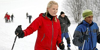 Kronprinsesse Mette-Marit besøkte Hvalstad skole i forbindelse med skidag for mindreårige asylsøkere søndag ettermiddag.