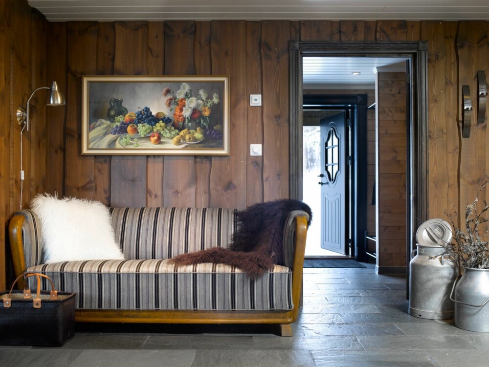 NOSTALGISK SOFA Den elegante sofaen i entreen har de arvet. Sofaen er over 100 år gammel og har tidligere stått på et pensjonat i Danmark. De arvet den for 15 år siden, og har flyttet den rundt siden det. De har et nostalgisk forhold til sofaen, og de bygde rett og slett gangen rundt den. NOSTALGISK SOFA Den elegante sofaen i entreen har de arvet. Sofaen er over 100 år gammel og har tidligere stått på et pensjonat i Danmark. De arvet den for 15 år siden, og har flyttet den rundt siden det. De har et nostalgisk forhold til sofaen, og de bygde rett og slett gangen rundt den.