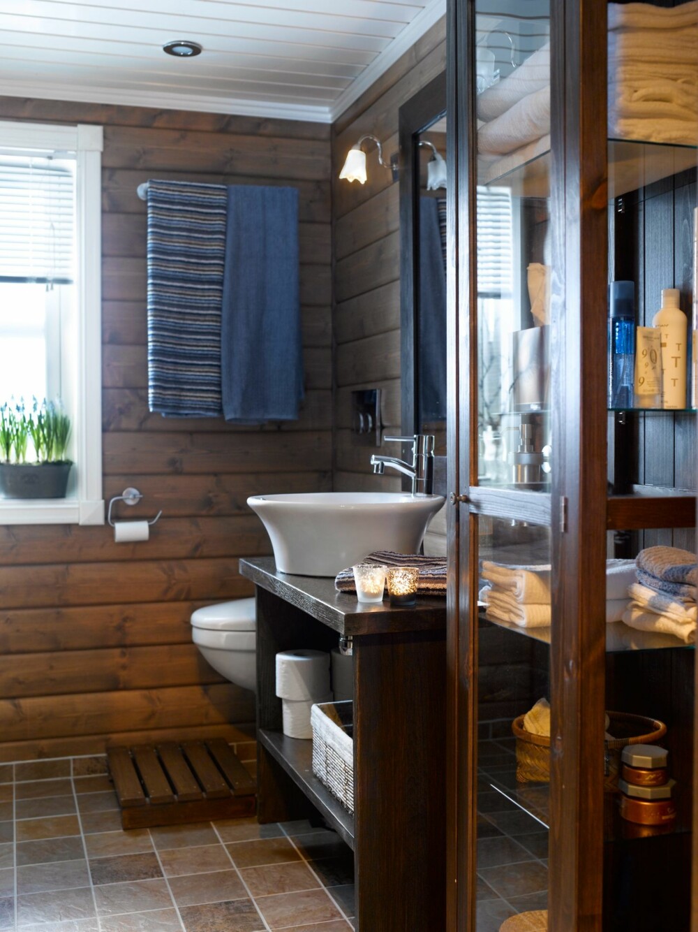 UTNYTTET RESTER: Glasskapet på badet i første etasje ble kjøpt brukt for 100 kroner og deretter beiset i samme farge som hyllen. Den har eierne laget selv av heltre eikeplater, og speilrammen laget de av utforinger fra vinduene. UTNYTTET RESTER: Glasskapet på badet i første etasje ble kjøpt brukt for 100 kroner og deretter beiset i samme farge som hyllen. Den har eierne laget selv av heltre eikeplater, og speilrammen laget de av utforinger fra vinduene.
