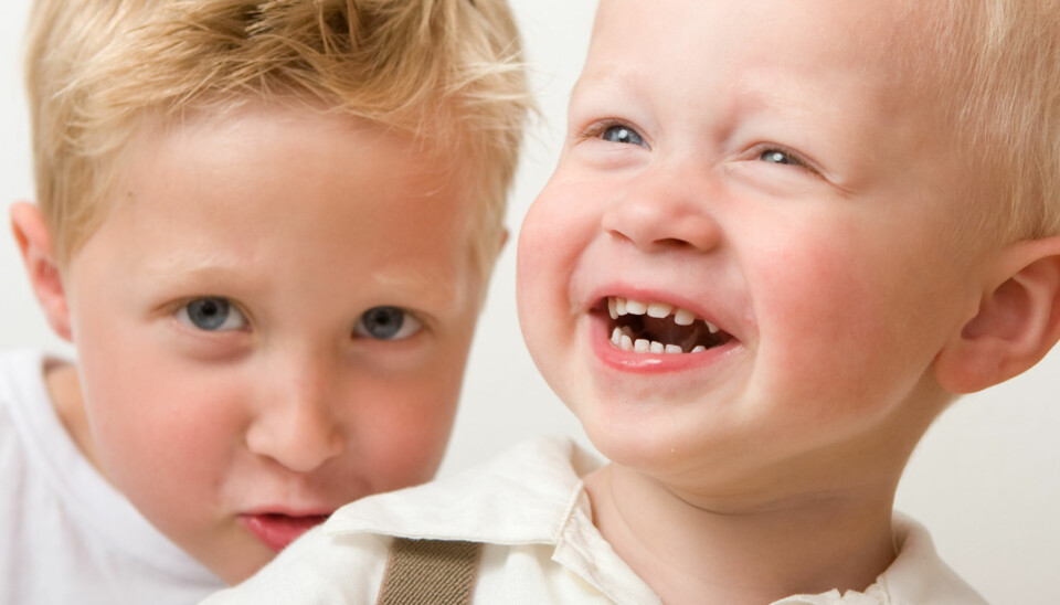 LETT Å FORVEKSLE: Mange av oss tiltaler ofte søsken ved feil navn. Hvorfor gjør vi egentlig det?