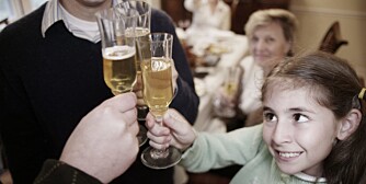 SKÅL: Mange barn vil gjøre som de voksne og smake på alkohol.
