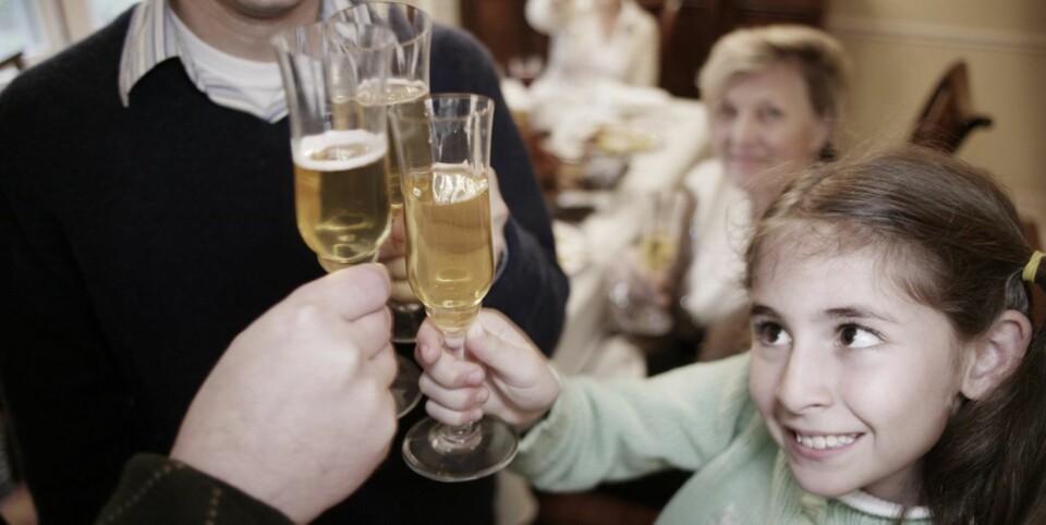 -Vanlig å la småbarn smake på alkohol