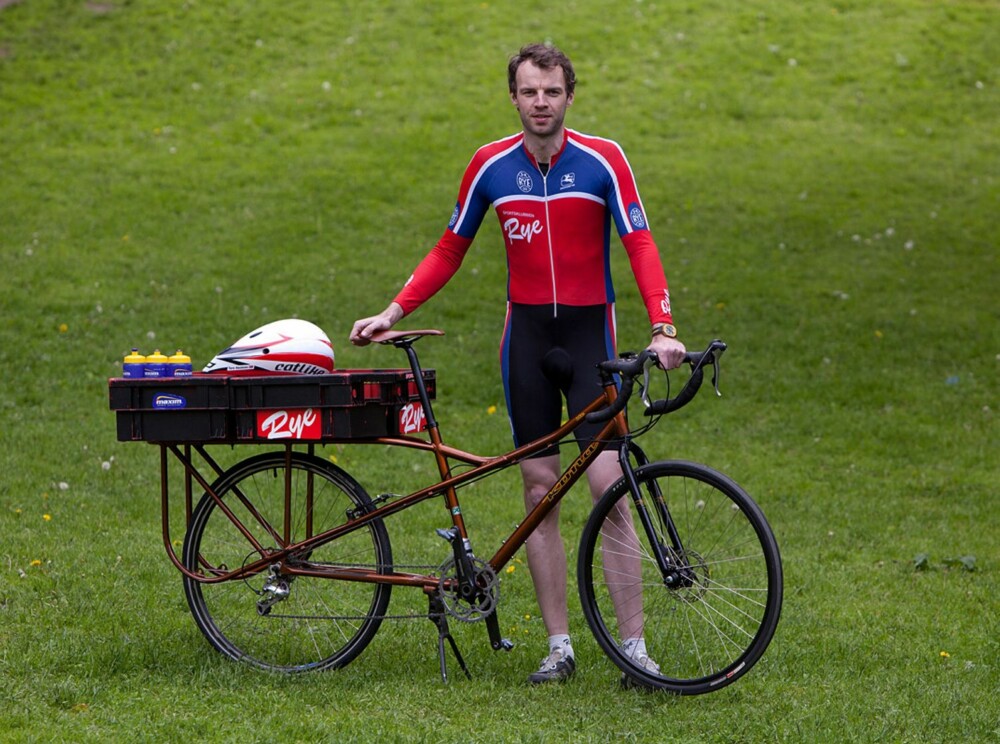 Tore bruker blant annet sykkelen til å forsyne sykkellaget med drikkeflasker og næring.