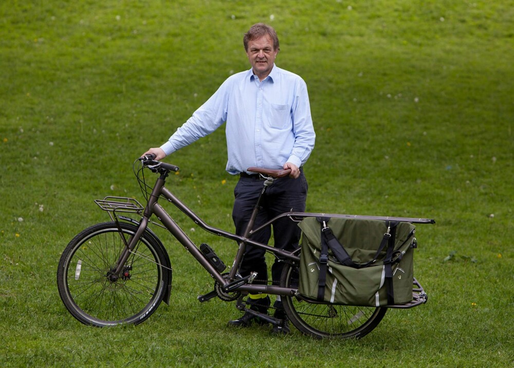 Olav har solgt bilen og sykler nå på en Trek Transport.