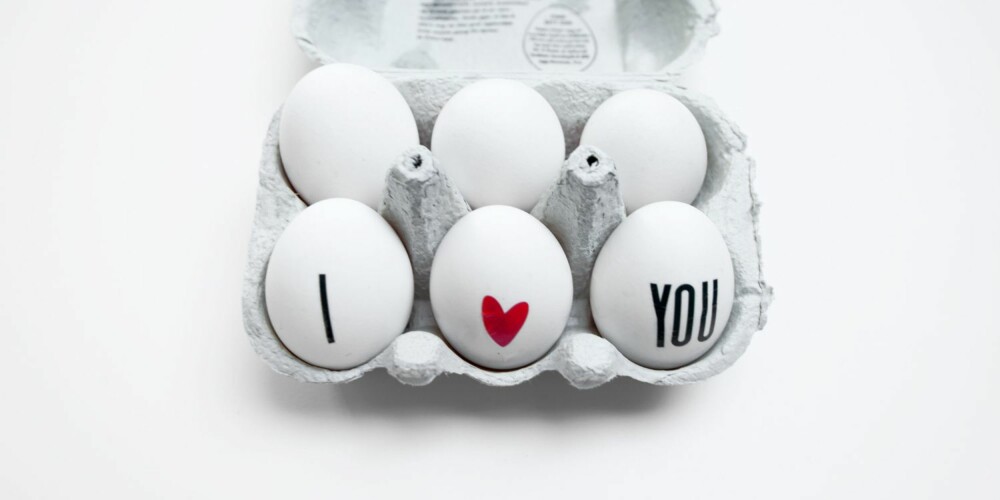 Hardkok eggene og la dem kjølne før du tar på tatoveringer. Da er du sikker på at budskapen rekker frem før frokost.