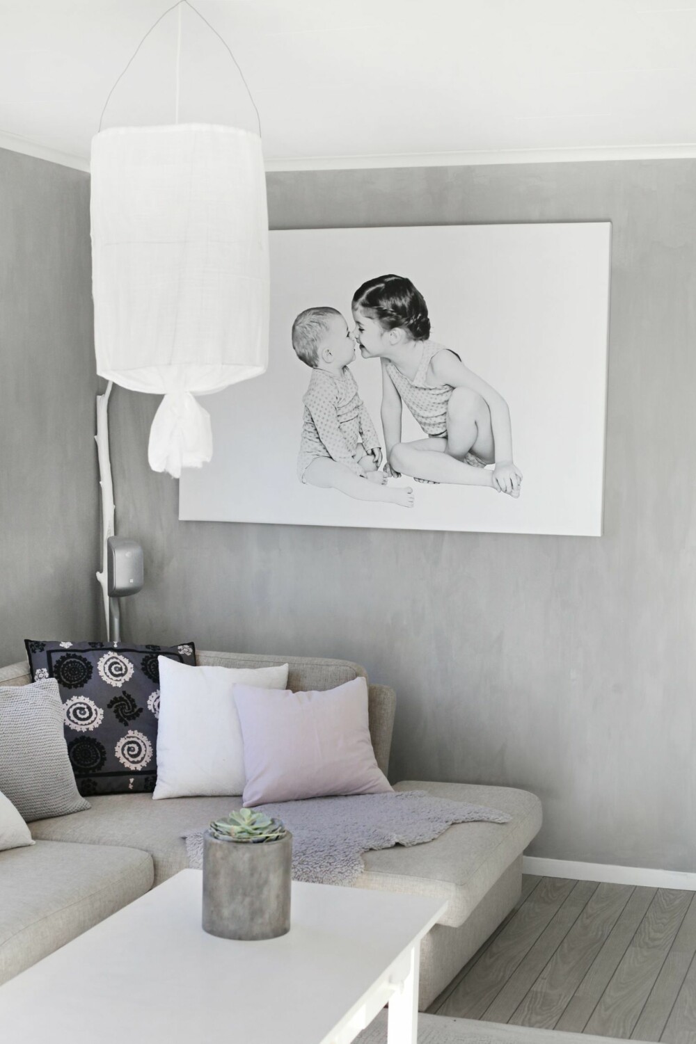 TRYKK PÅ LERRET: - Å trykke blinkskudd på lerret skaper personlig kunst, sier interiørstylist Signe Schineller. TRYKK PÅ LERRET: - Å trykke blinkskudd på lerret skaper personlig kunst, sier interiørstylist Signe Schineller.