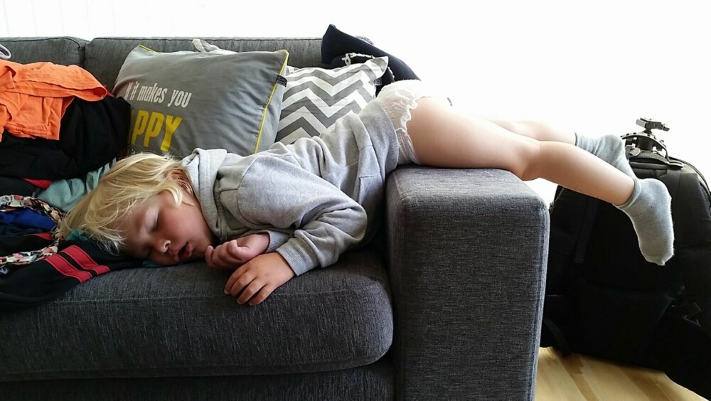 ANDREPREMIE: Olliver (3) har sovnet på tvers i sofaen.