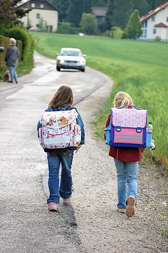 TRYGG SKOLEVEI: Å gå til skolen er bra for helsa, mestringsfølelsen og for å knytte vennskap. Men lær barnet ditt å ferdes trygt i trafikken før du lar det gå alene.